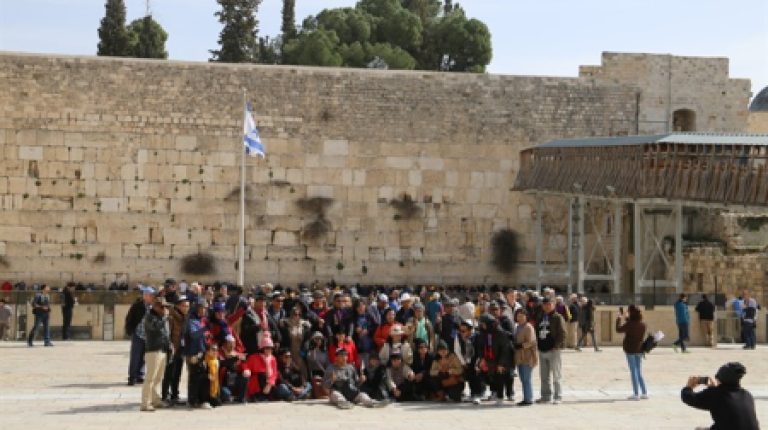 תיירים מאינדונזיה בביקור בכותל במערבי