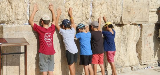 ילדים בתפילה בכותל המערבי