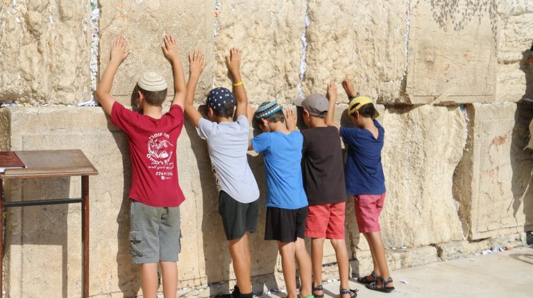 ילדים בתפילה בכותל המערבי