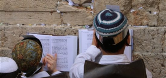 כיתה א' מבית הספר שלהבת במסיבת סידור בכותל המערבי