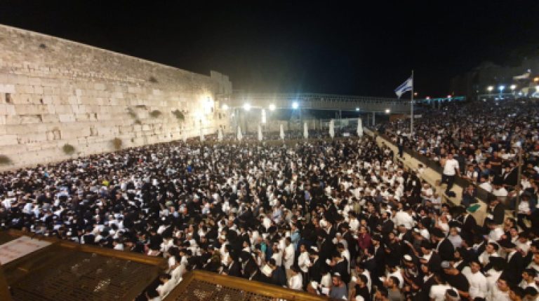הלילה אלפים בסליחות בכותל המערבי במעמד המרכזי הראשון