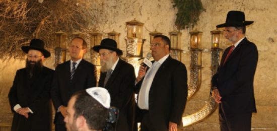 הדלקת נר שני של חנוכה בכותל המערבי