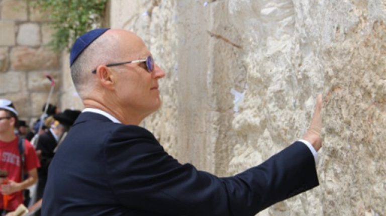 מושל פלורידה בביקור בכותל המערבי לקראת פתיחת השגרירות האמריקאית בירושלים