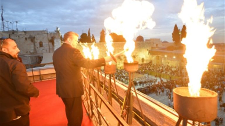הדלקת נר שביעי של חנוכה בכותל המערבי
