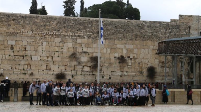 ארגון החסד "חיי לייף ליין" בביקור בכותל המערבי