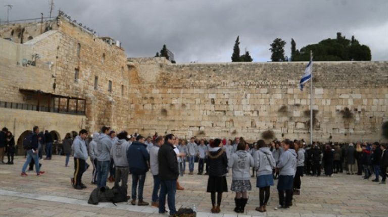 בני עקיבא מדרום אפריקה בכותל המערבי