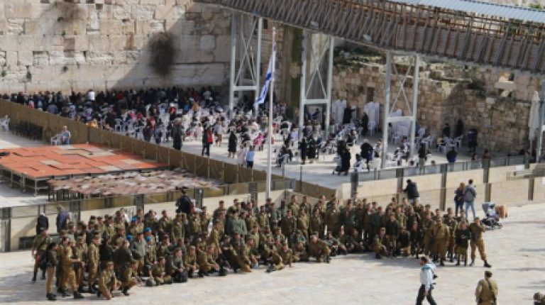 חיילי חימוש של צהל בביקור בכותל המערבי