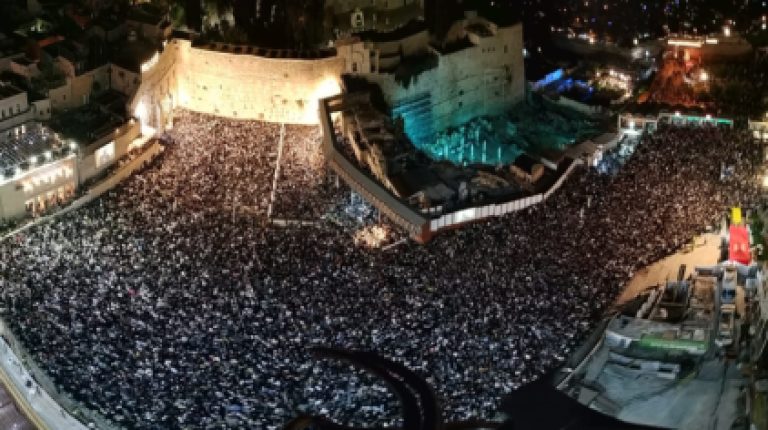 למעלהמ,אישאמשבסליחותהמרכזיותברחבתהכותלהמערביוכמיליוןוחציאישפקדובימיחודשאלולוביןכסהלעשוראתרחבתהכותלהמערבי.
