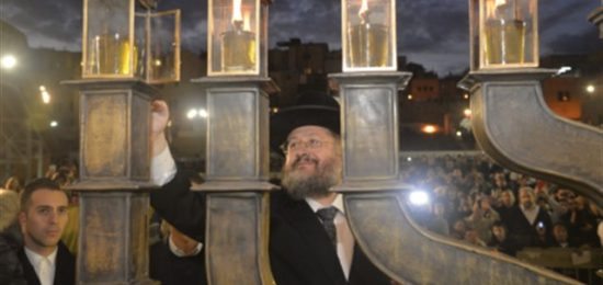 הדלקת נר שישי של חנוכה בכותל המערבי