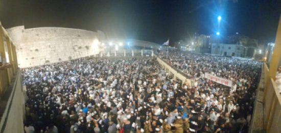עםישראלבחרביוםהחופשלעלותלרגללירושליםלכותלהמערבי.כ,אישהשתתפובמהלךהלילהבסליחותועודאלפיאנשיםהגיעובמהלךהיוםועודצפוייםלהגיעהלילה.