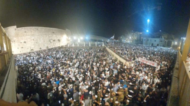 עםישראלבחרביוםהחופשלעלותלרגללירושליםלכותלהמערבי.כ,אישהשתתפובמהלךהלילהבסליחותועודאלפיאנשיםהגיעובמהלךהיוםועודצפוייםלהגיעהלילה.