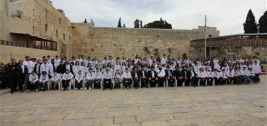 בר ובת מצווה לנערים ונערות מאירופה בכותל המערבי