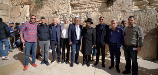 חברי הנהלת נבחרת ארגנטינה בביקור בכותל המערבי