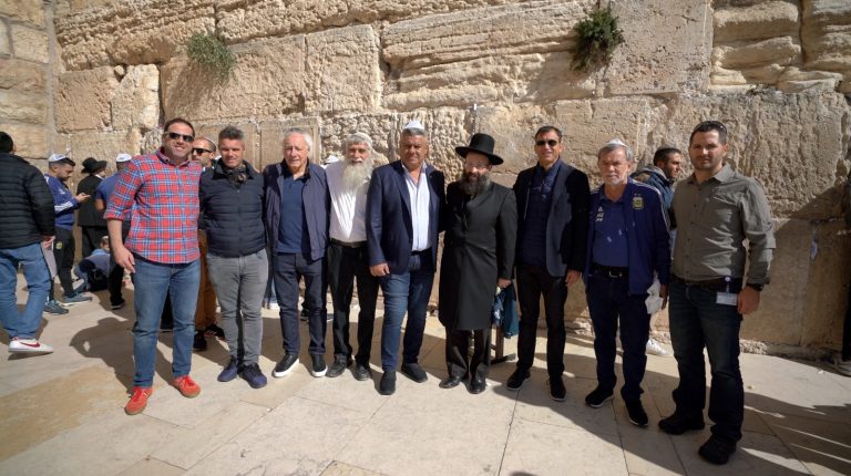 חברי הנהלת נבחרת ארגנטינה בביקור בכותל המערבי