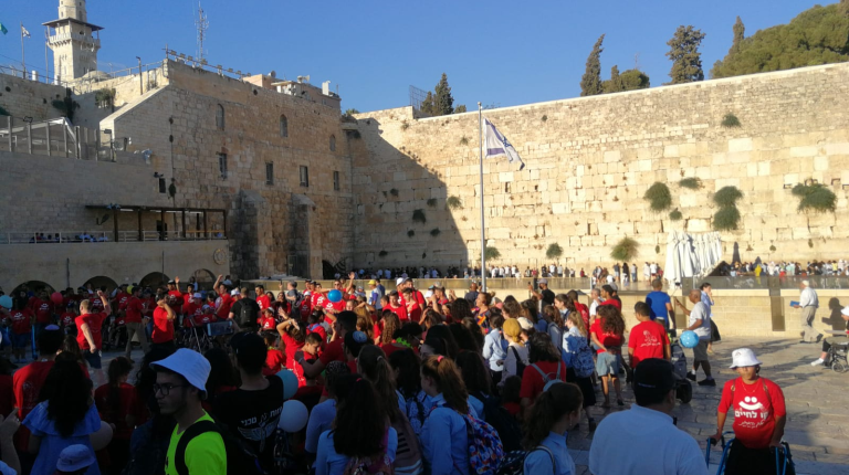 קייטנת קו לחיים בתפילה בכותל המערבי