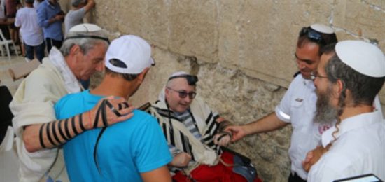 אמבולנס המשאלות הגשים את חלומו של פיליפ להתפלל בכותל המערבי
