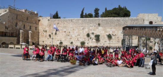 בוגרים מרכז חברים לרפואה בביקור בכותל המערבי