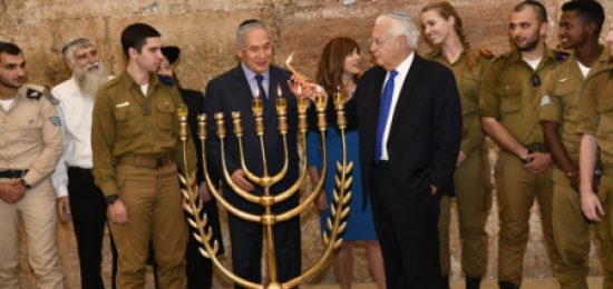 הדלקת נר חמישי של חנוכה בכותל המערבי