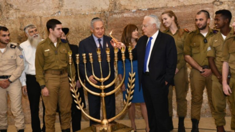 הדלקת נר חמישי של חנוכה בכותל המערבי