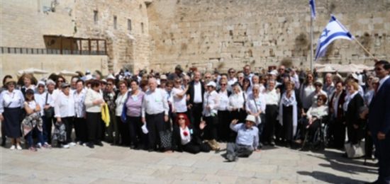 בר ובת מצווה לניצולי שואה מגבעתיים בכותל המערבי