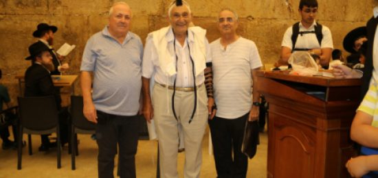 מרדכיאלעזרהניחלראשונהתפיליןבכותלהמערביבגיל,שמחנולקחתחלק.מרגש!