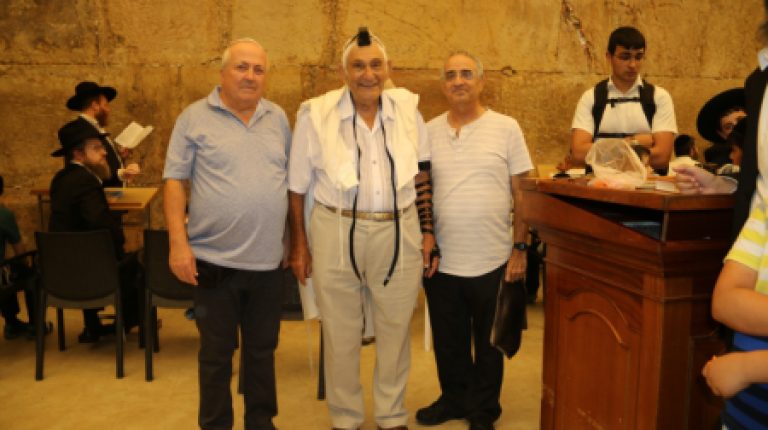 מרדכיאלעזרהניחלראשונהתפיליןבכותלהמערביבגיל,שמחנולקחתחלק.מרגש!