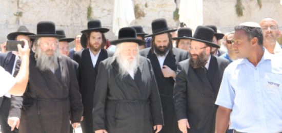 האדמו"ר מגור הגיע לרחבת הכותל המערבי לרגל יום פטירת אביו האדמו"ר מגור בעל הלב שמחה זצ"ל.