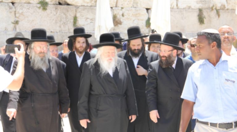 האדמו"ר מגור הגיע לרחבת הכותל המערבי לרגל יום פטירת אביו האדמו"ר מגור בעל הלב שמחה זצ"ל.