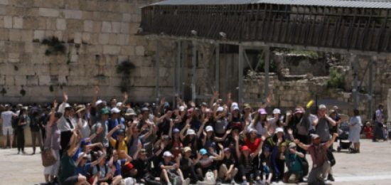 בית הספר היהודי מסן פרנסיסקו בביקור בכותל המערבי