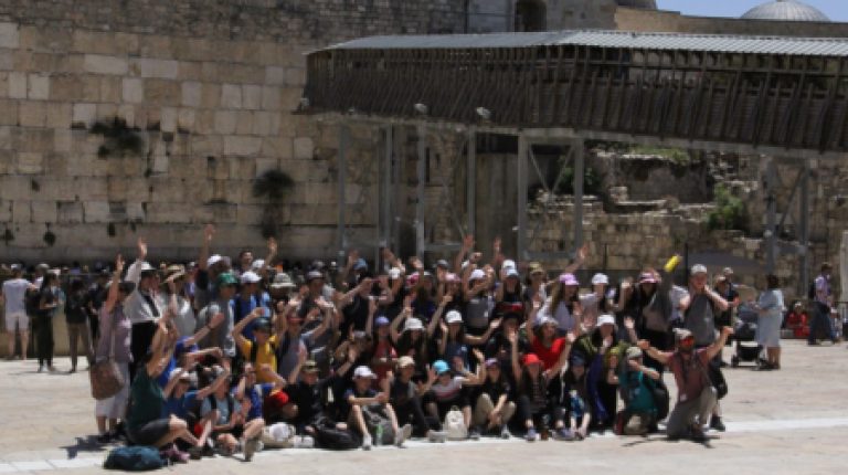 בית הספר היהודי מסן פרנסיסקו בביקור בכותל המערבי
