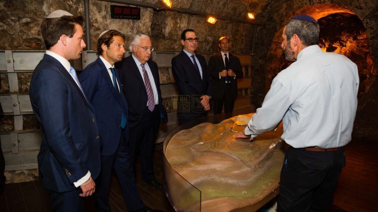 President of Honduras visits the Western Wall