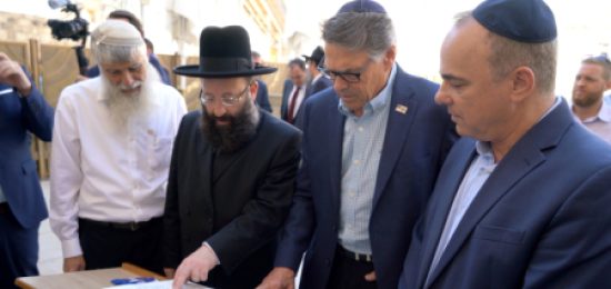 מזכיר האנרגיה של ארצות הברית בביקור בכותל המערבי ובמנהרות הכותל