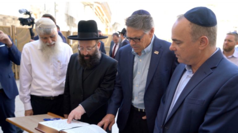 מזכיר האנרגיה של ארצות הברית בביקור בכותל המערבי ובמנהרות הכותל