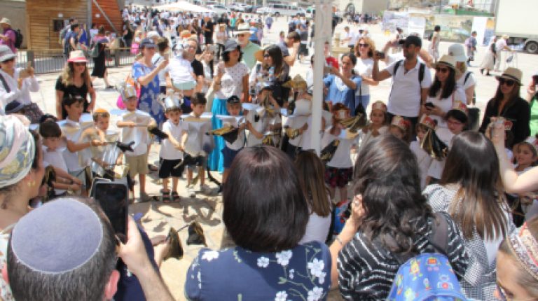 מסיבת סידור חב"ד מתל אביב בכותל המערבי