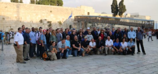 קצינימשטרהאמריקאיםומשלחתקצינימשטרהישראליםהגיעוהיוםלכותלהמערבילסיורבמנהרותהכותללביקורמרגשוחווייתי