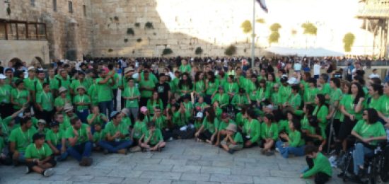 זכרון מנחם הגיעו לתפילה לפני צאתם למחנה קיץ. רפואה שלמה בקרוב אמן!