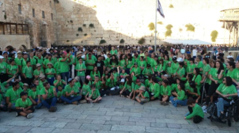 זכרון מנחם הגיעו לתפילה לפני צאתם למחנה קיץ. רפואה שלמה בקרוב אמן!