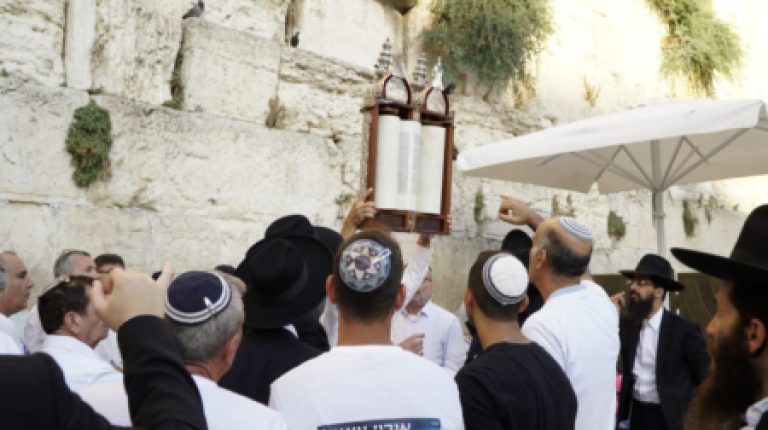 לרגל חמש שנים לאחזקת השבויים והנעדרים בשבי הגיעו המשפחות לתפילה בכותל המערבי, "ושבו בנים לגבולם"