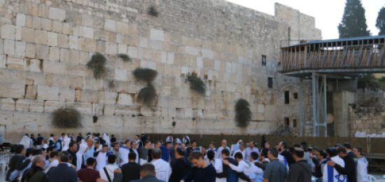 הישיבה התורנית חורב חזרה מהמסע לפולין אל הכותל המערבי
