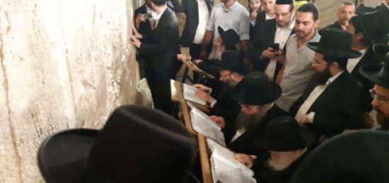 מרן הגר"ח קנייבסקי שליט"א בתפילה בכותל המערבי לקראת ראש השנה