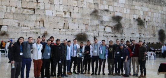 תגלית מלוס אנג'לס בתפילה בכותל המערבי