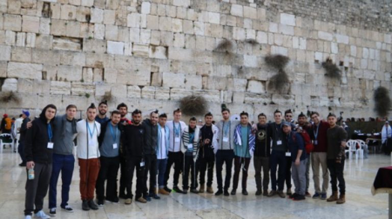 תגלית מלוס אנג'לס בתפילה בכותל המערבי