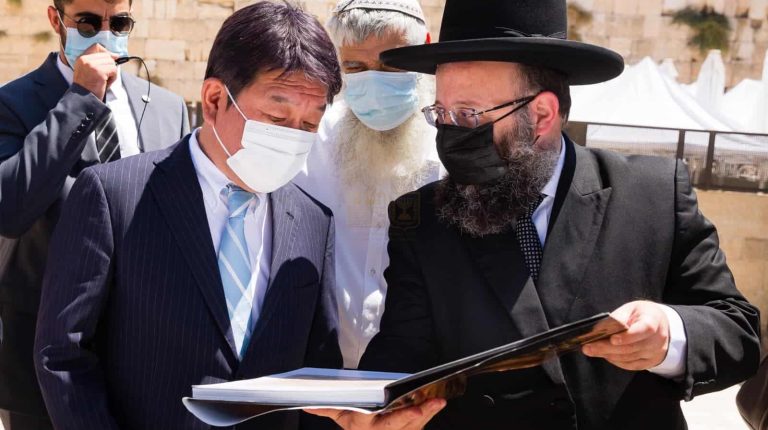 שר החוץ של יפן בכותל המערבי