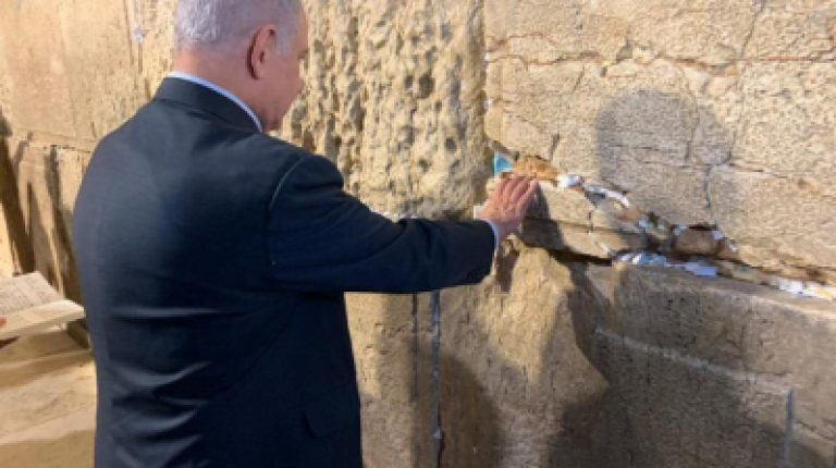 שני ראשי המפלגות הגדולות , ראש הממשלה בנימין נתניהו ויו"ר כחול לבן בני גנץ, הגיעו לשאת תפילה בכותל המערבי