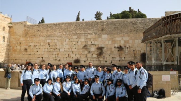 קורס שוטרים חובה בביקור בכותל המערבי