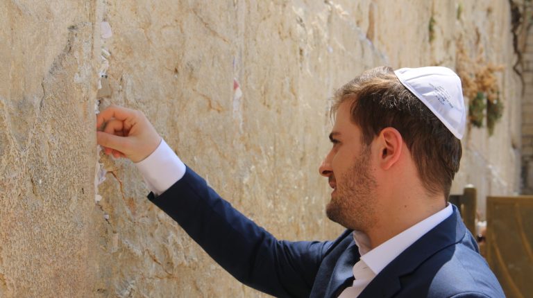 בביקורו הראשון בישראל הגיע שר החוץ של אלבניה Mr. Cent Cakaj לסיור מרגש בכותל ואמר כי הוא חש את קדושת המקום, וכי מדינתו תמשיך לתמוך בישראל.