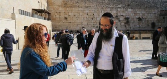 הטמנת הפתקים של בני הנוער מגרמניה שנשלחו לכותל