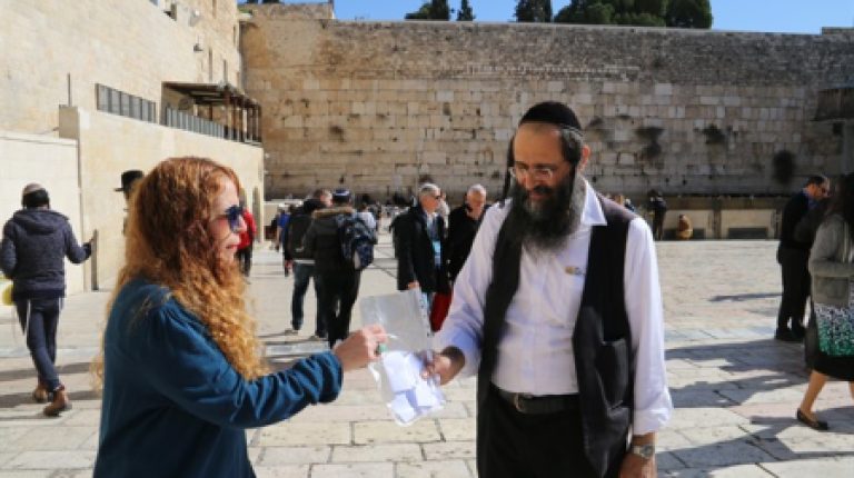 הטמנת הפתקים של בני הנוער מגרמניה שנשלחו לכותל