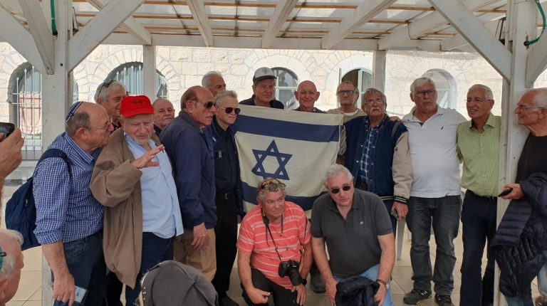מפגש זיכרון בין הצנחנים ששחררו את הכותל למשפחות הנופלים