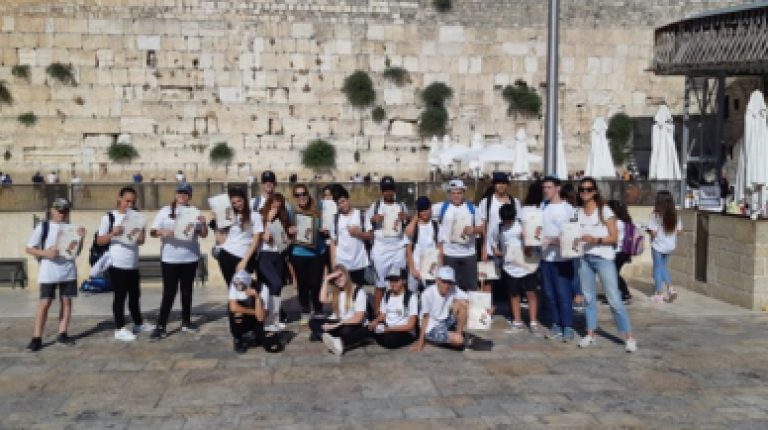 ילדי כיתה ז' בי"ס שרת נתניה,  ביום סיור חווייתי לרגל שנת הבר/בת מצווה ששיאו הגעה אל הכותל המערבי.